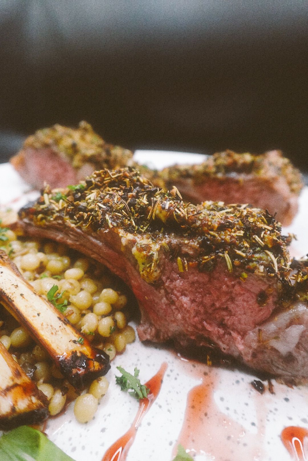 Carré d'agneau du Québec en croûte de fines herbes, couscous perlé, Club Touriste