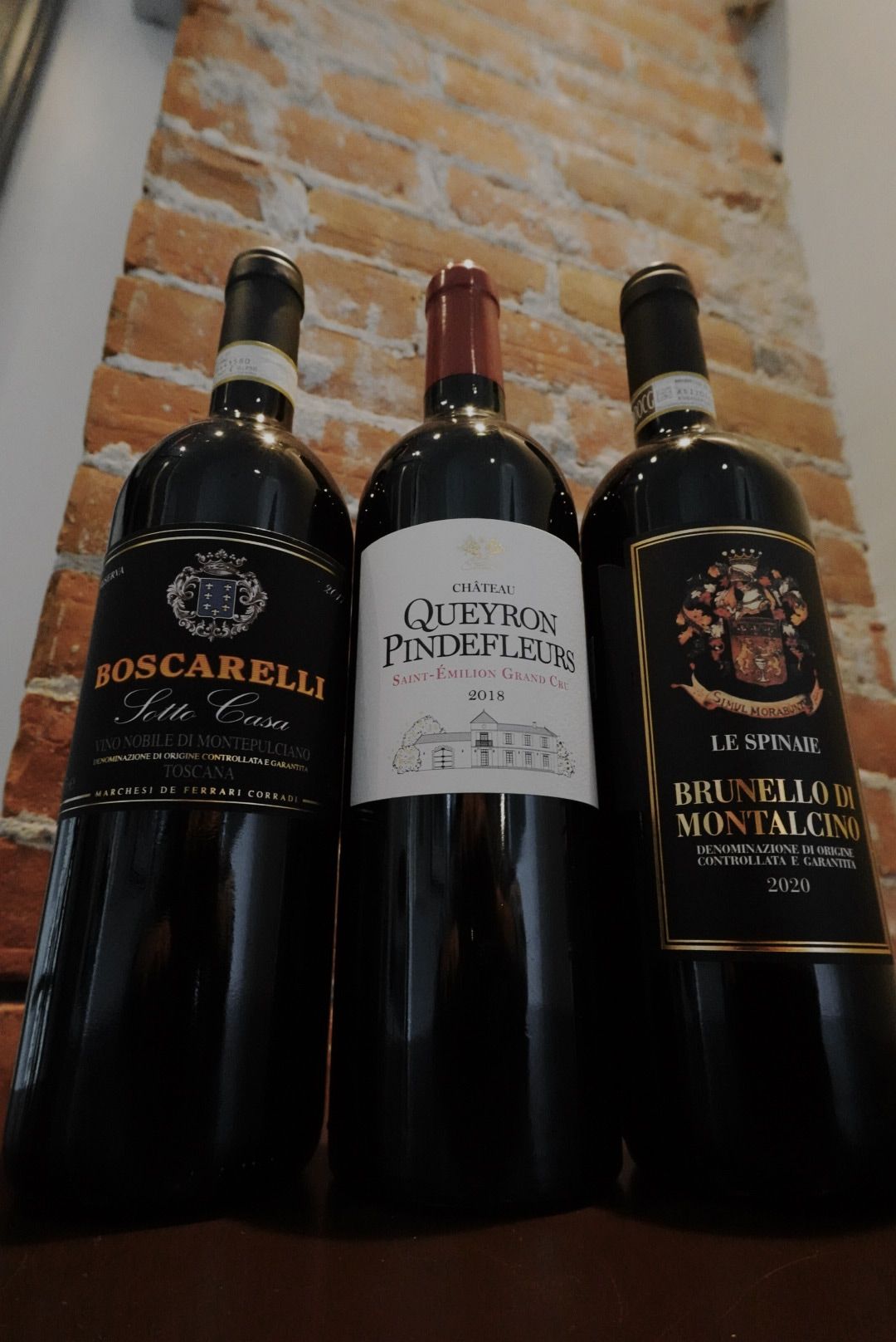 Bouteilles de la carte des vins du Club Touriste : Brunello di Montalcino, Saint-Émilion Grand Cru, Vino Nobile di Montepulciano