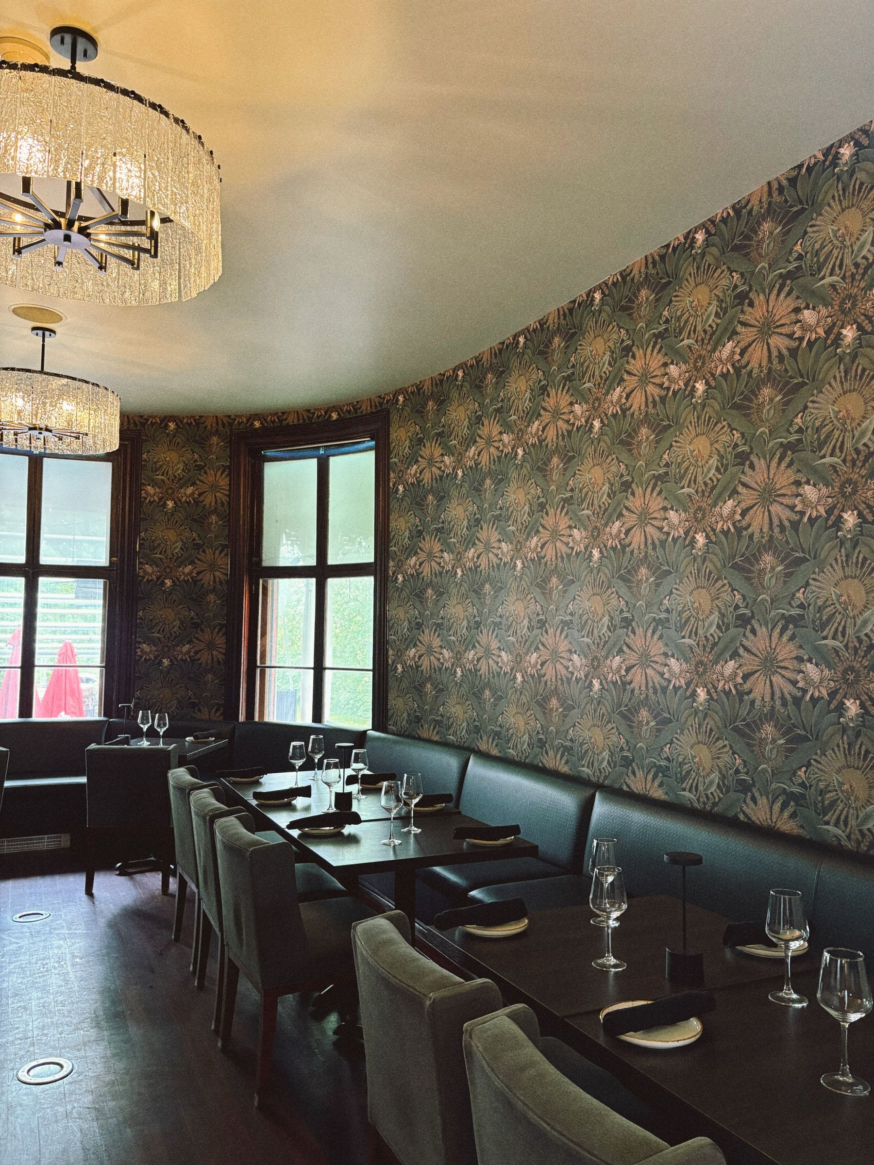 Salle à manger en rotonde de la Villa Cécilia, restaurant gastronomique Club Touriste à Salaberry-de-Valleyfield