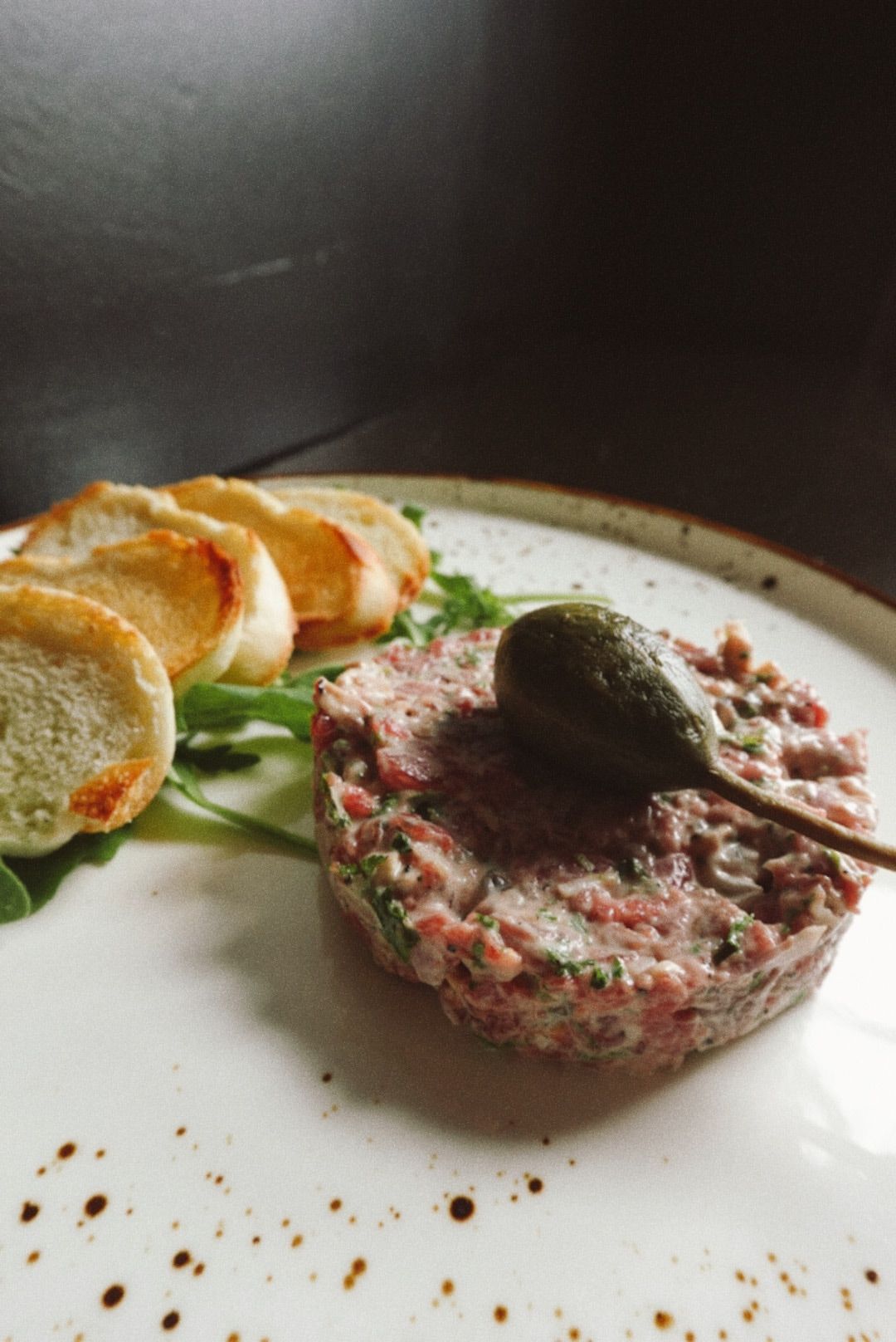 Tartare de bœuf à la mayonnaise à la truffe et crostinis, Club Touriste Valleyfield