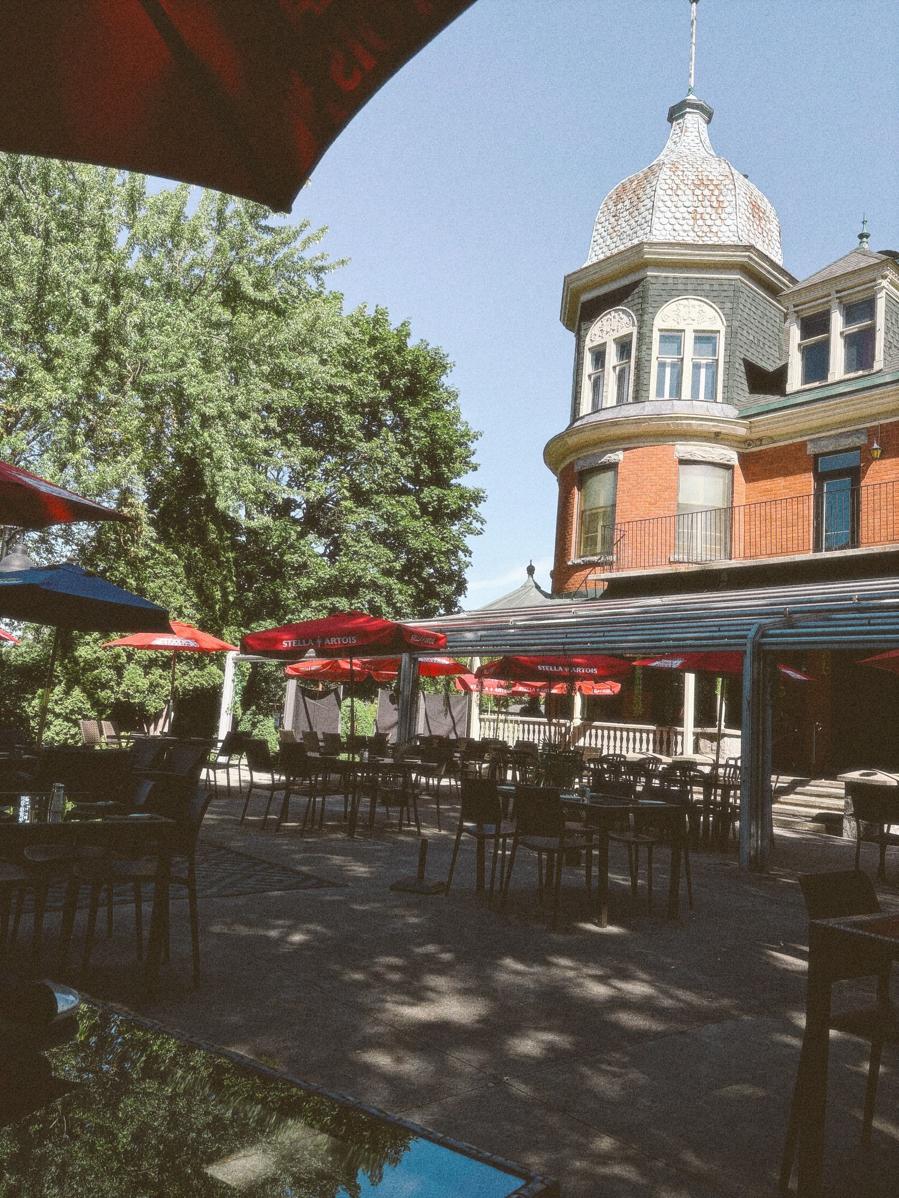 Terrasse du Club Touriste au pied de la tourelle de la Villa Cécilia, Salaberry-de-Valleyfield