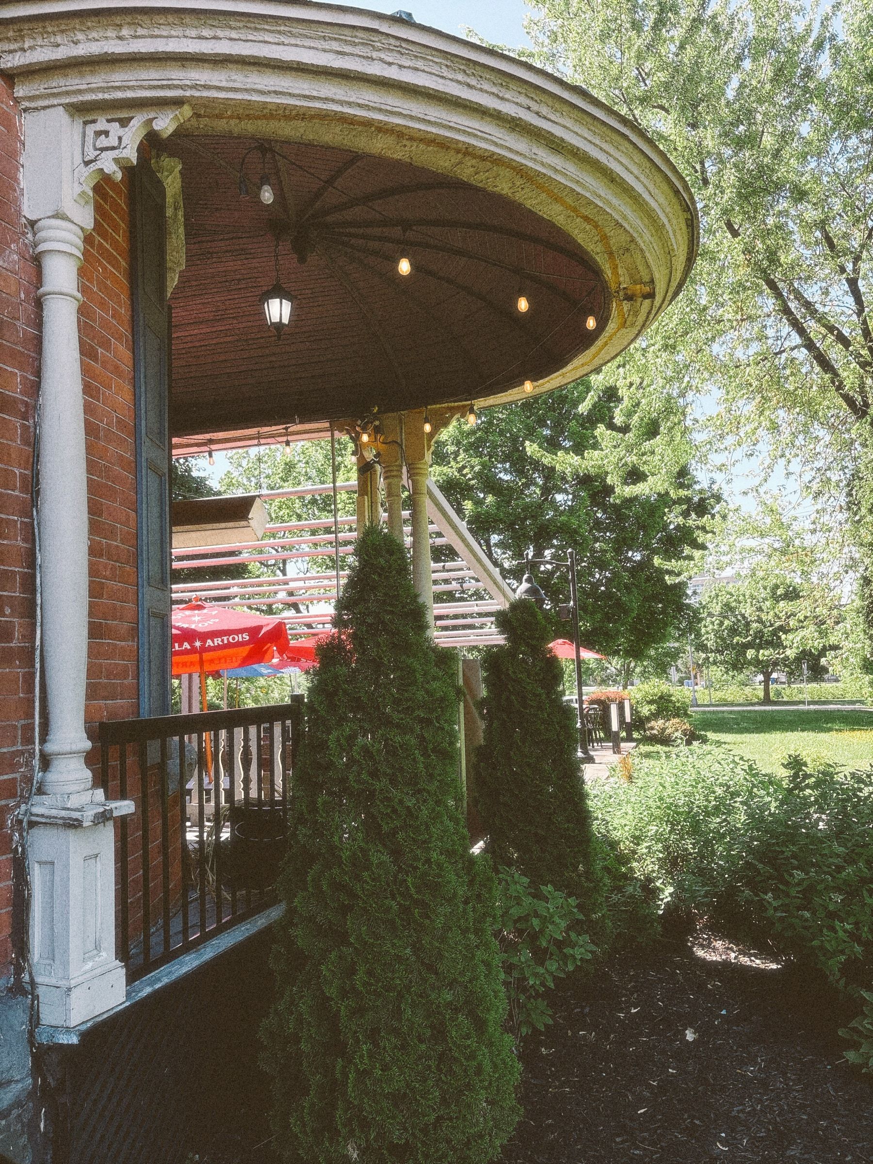 Angle arrondi de la véranda de la Villa Cécilia et jardin, Club Touriste